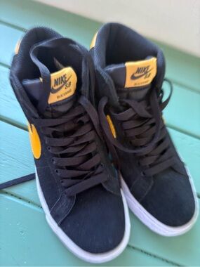 Nike SB Blazer Mid Shoes in Black with Yellow Swoosh sze 4